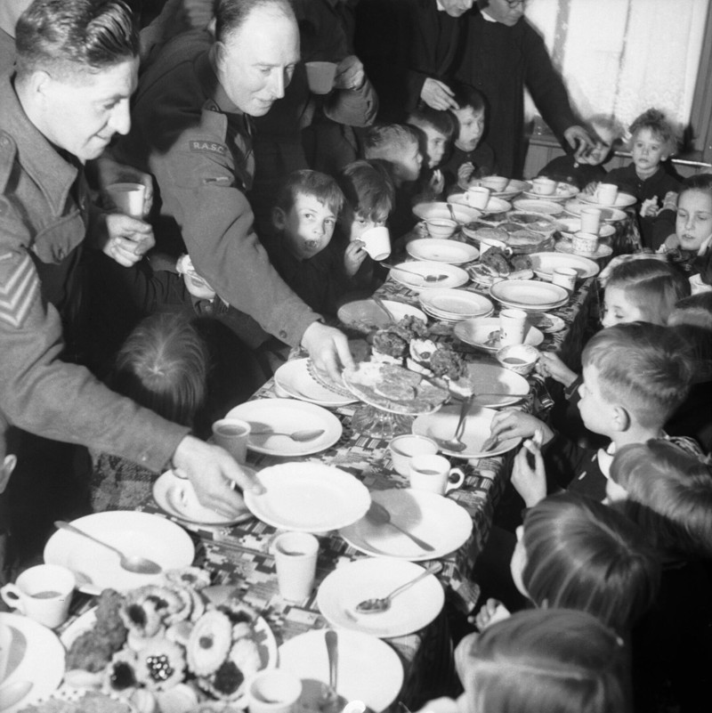 soldados ingleses alimentam crianças holandesas 2a guerra